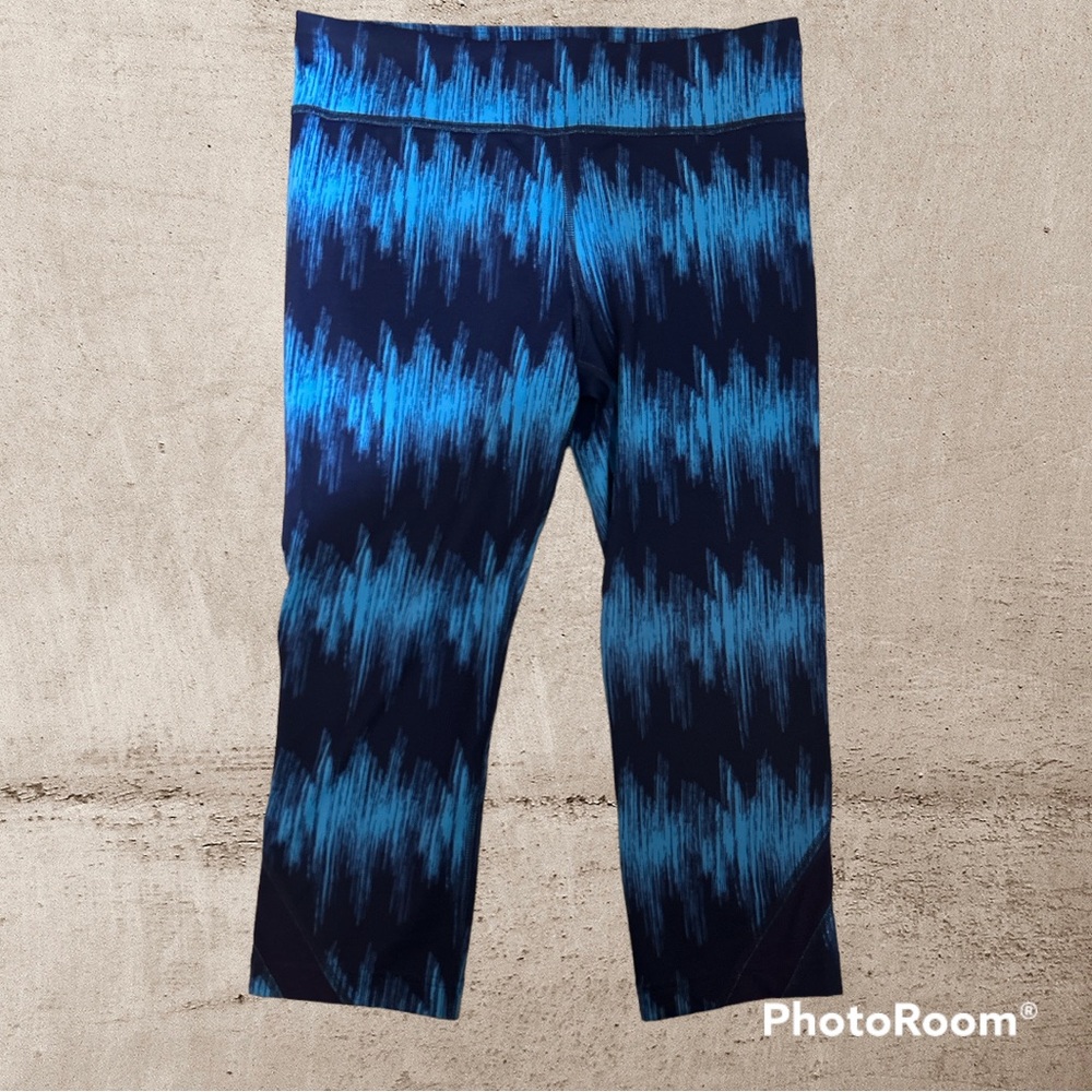 NWT Women Under Armour UAStudio Light & Navy Blue Pattern Capri Leggings Medium